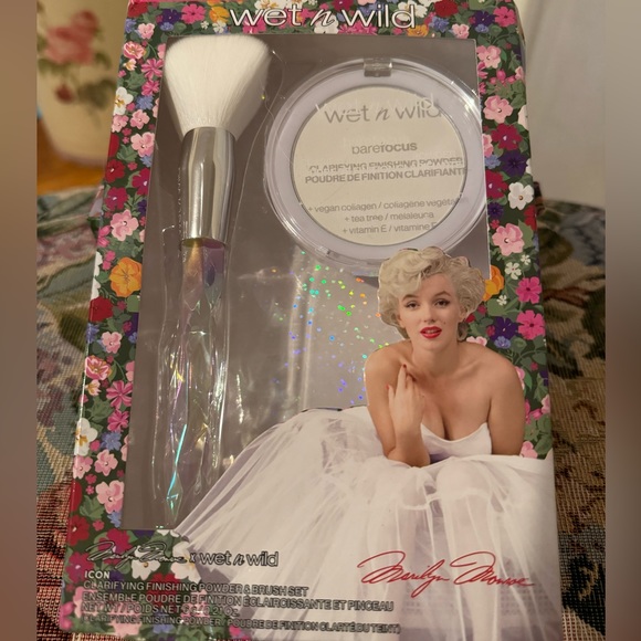 Marilyn Monroe Wet & Wild Makeup Bundle - Picture 2 of 8